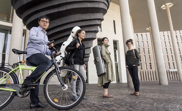 Foto-Shooting mit Martin Chiang: Das Ensemble vorm Konzerthaus Freiburg